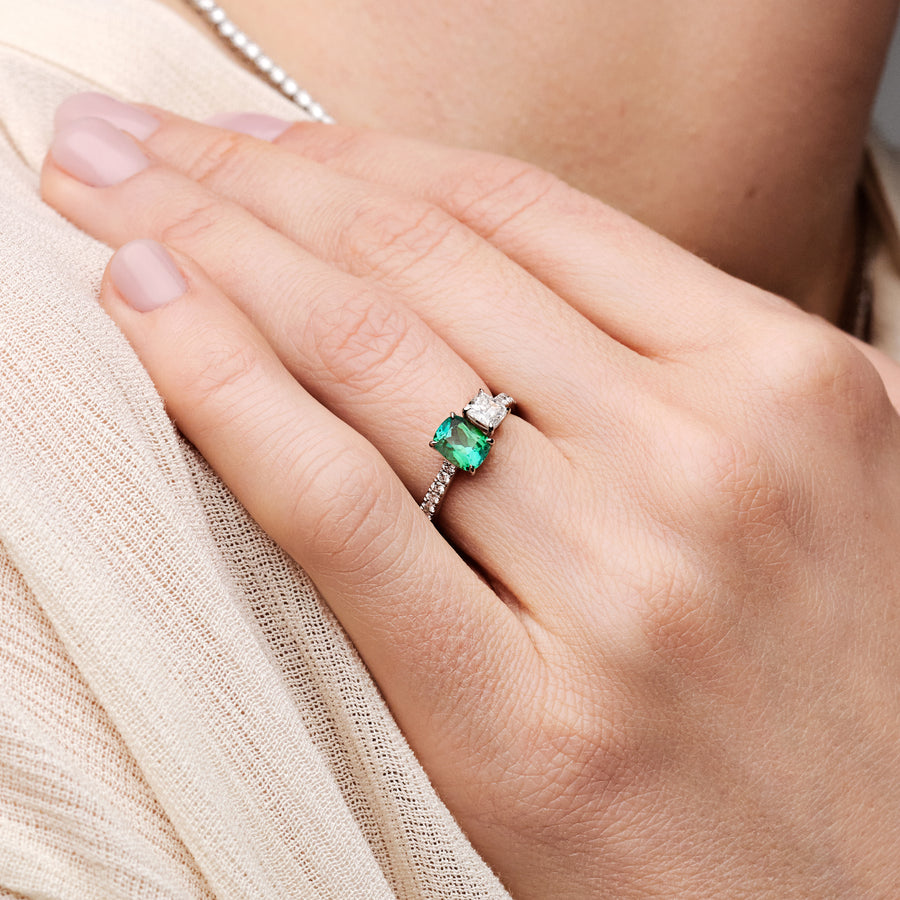 Ring Toi et Moi i hvitt gull med grønn turmalin, cushionslipt diamant og brillianter