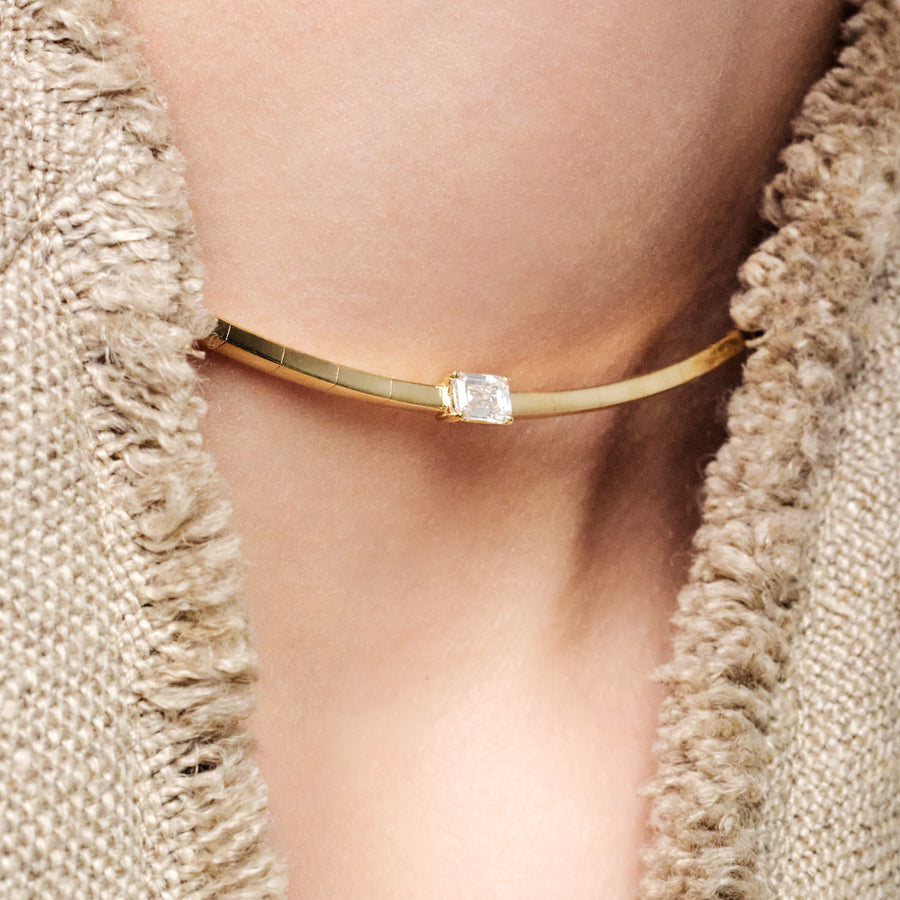 Halssmykke i gult gull med smaragdslipt diamant