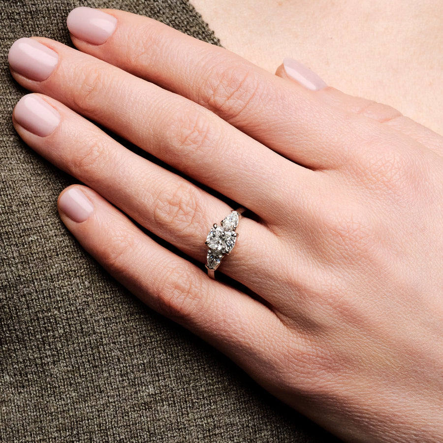 Trestensring i platina med en cushionslipt diamant og to dråpeslipte diamanter