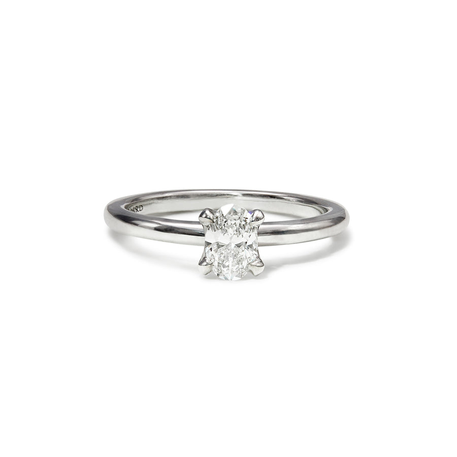 Enstensring i hvitt gull med ovalslipt diamant