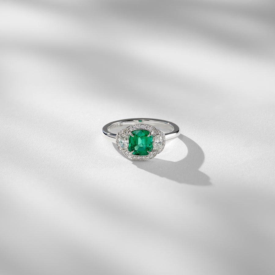 Ring i hvitt gull med smaragd, ovalslipte diamanter og brillianter