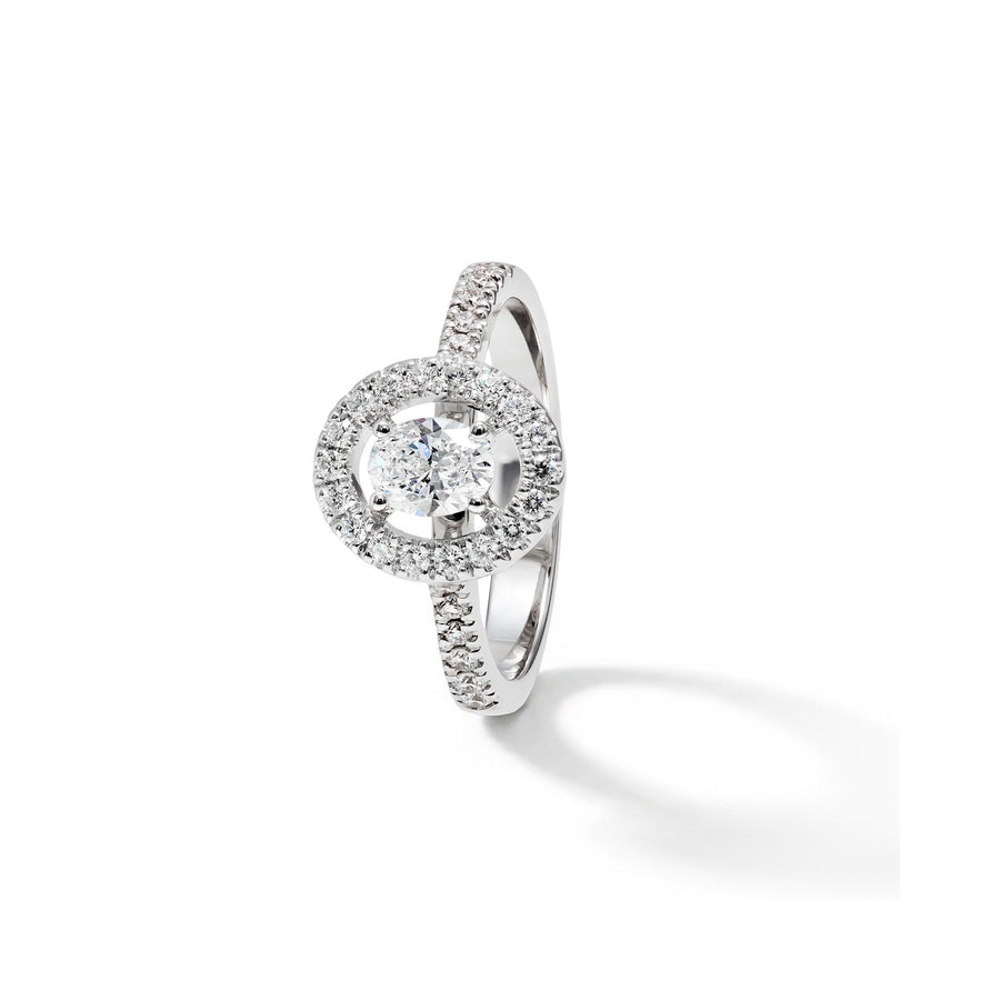 Ring i hvitt gull med ovalslipt diamant og brillianter