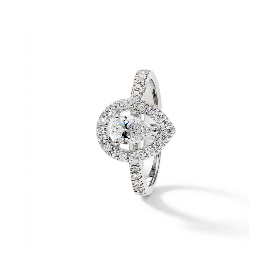 Ring i hvitt gull med dråpeslipt diamant og brillianter