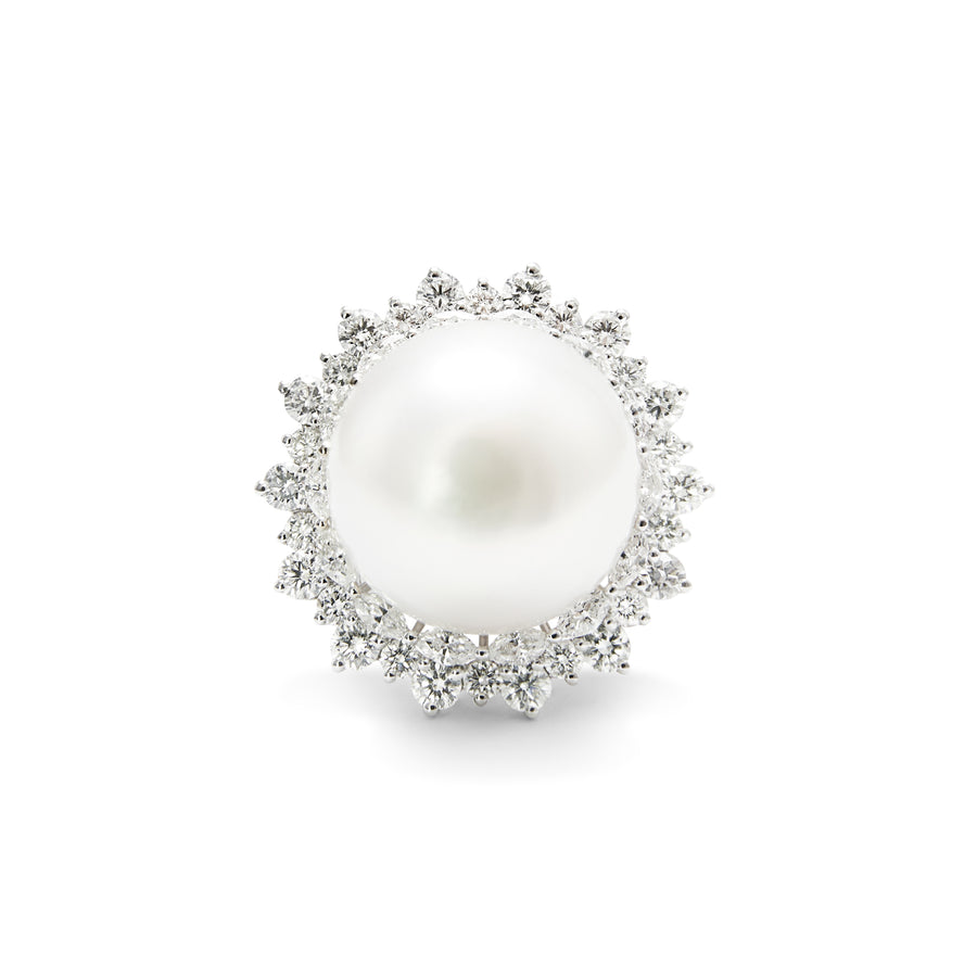 Ring i hvitt gull med sydhavskulturperle, navette diamanter og brillianter
