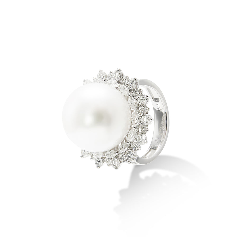 Ring i hvitt gull med sydhavskulturperle, navette diamanter og brillianter