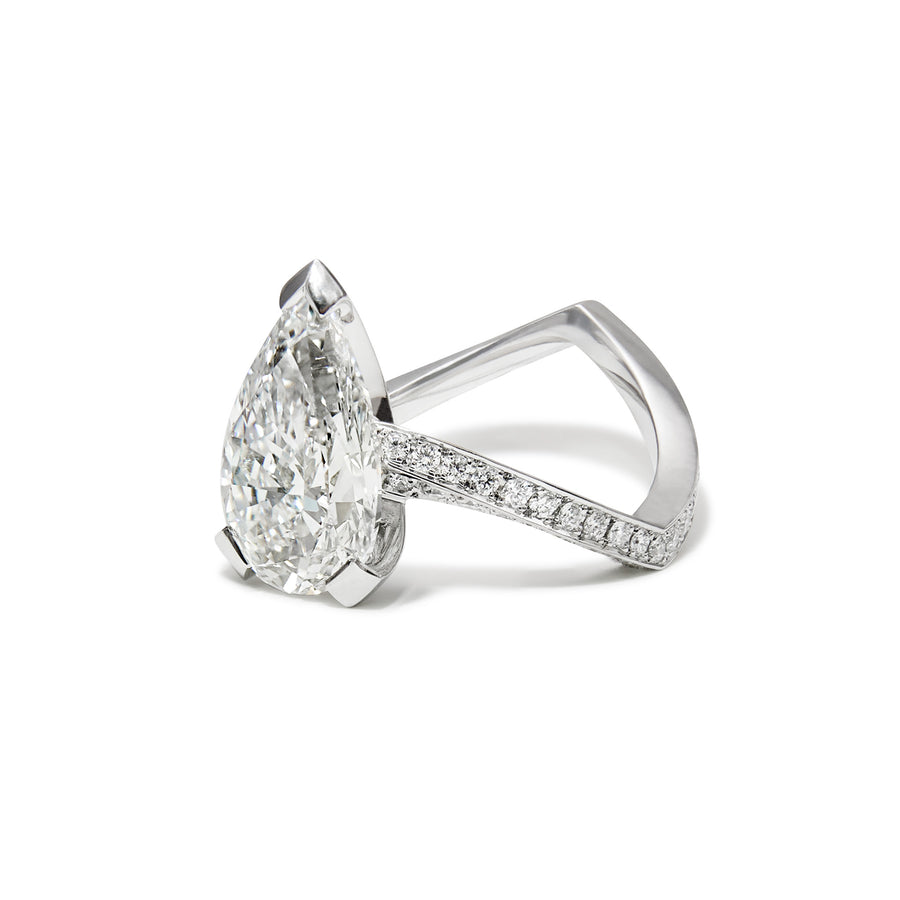 Ring i platina med diamant dråpe og brillianter