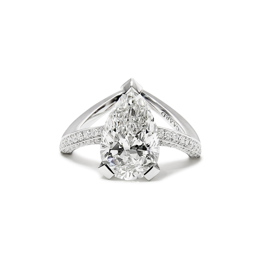 Ring i platina med diamant dråpe og brillianter