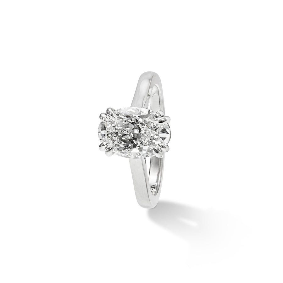 Ring i platina med ovalslipt diamant og brillianter