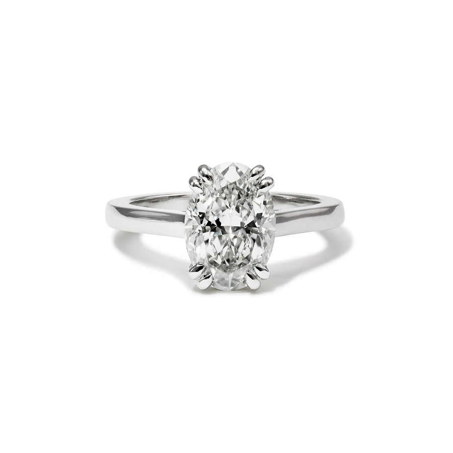 Ring i platina med ovalslipt diamant og brillianter