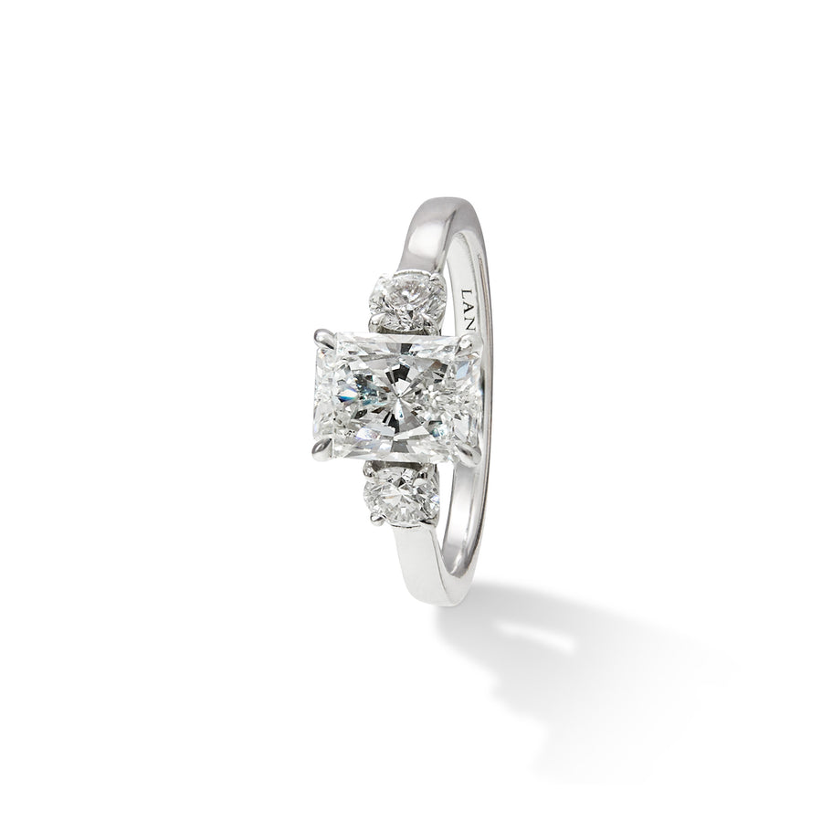 Trestensring i hvitt gull med radiantslipt diamant og brillianter