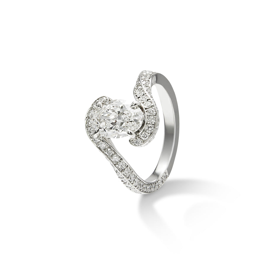 Ring i platina med 1 oval diamant og brillianter