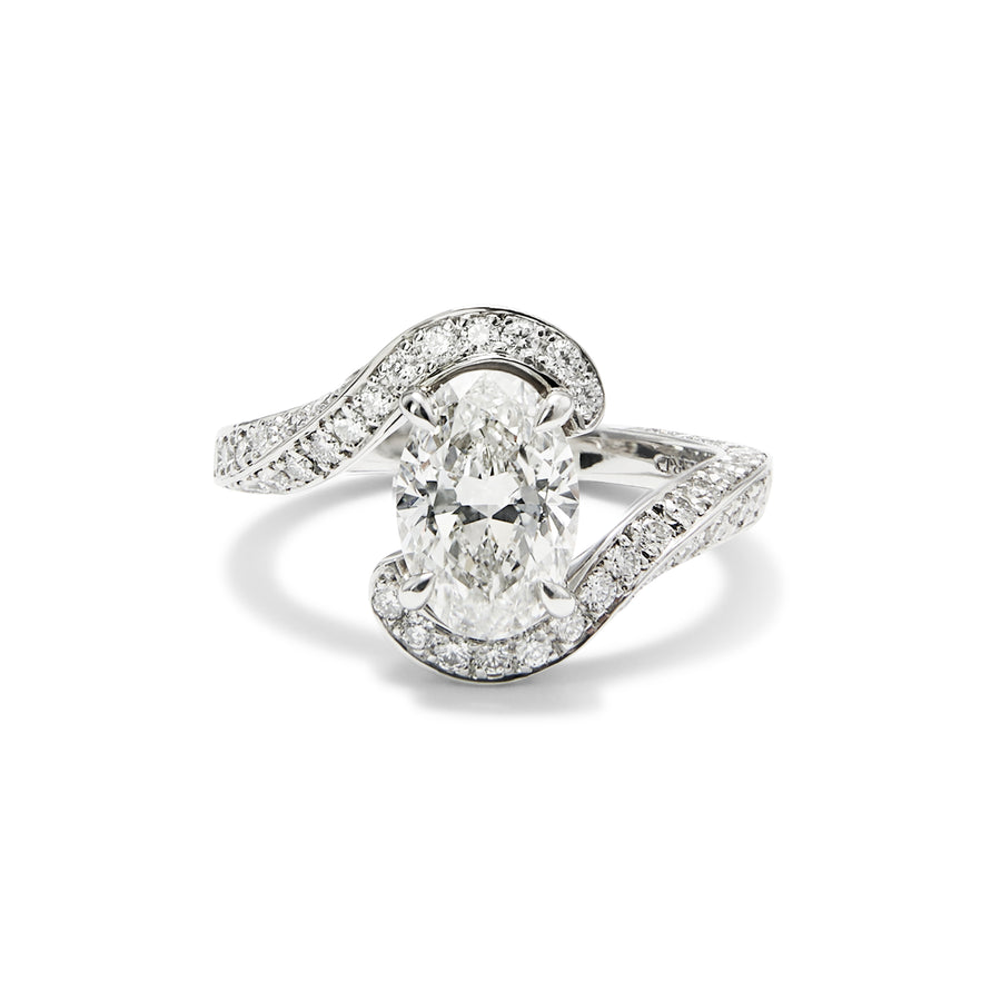 Ring i platina med 1 oval diamant og brillianter