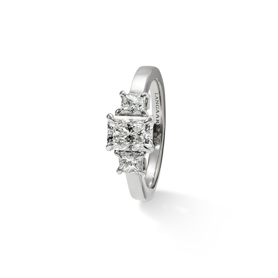 Trestensring i platina med en radiant og prinsesseslipte diamanter
