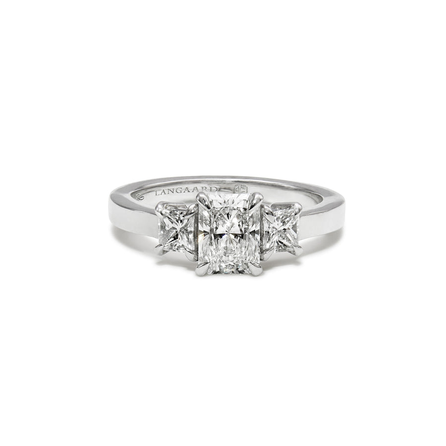 Trestensring i platina med en radiant og prinsesseslipte diamanter