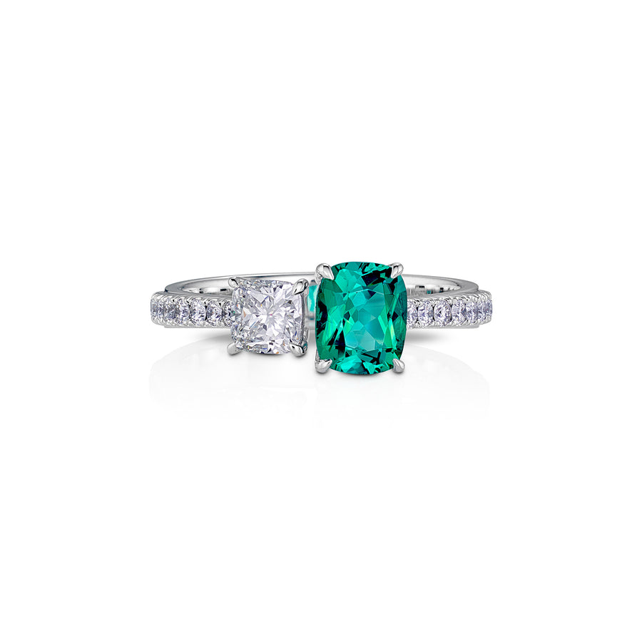 Ring Toi et Moi i hvitt gull med grønn turmalin, cushionslipt diamant og brillianter