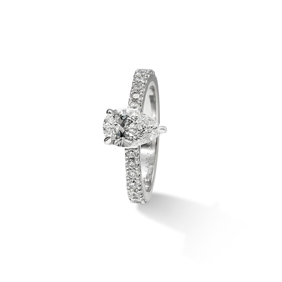 Ring i platina med dråpeslipt diamant og brillianter