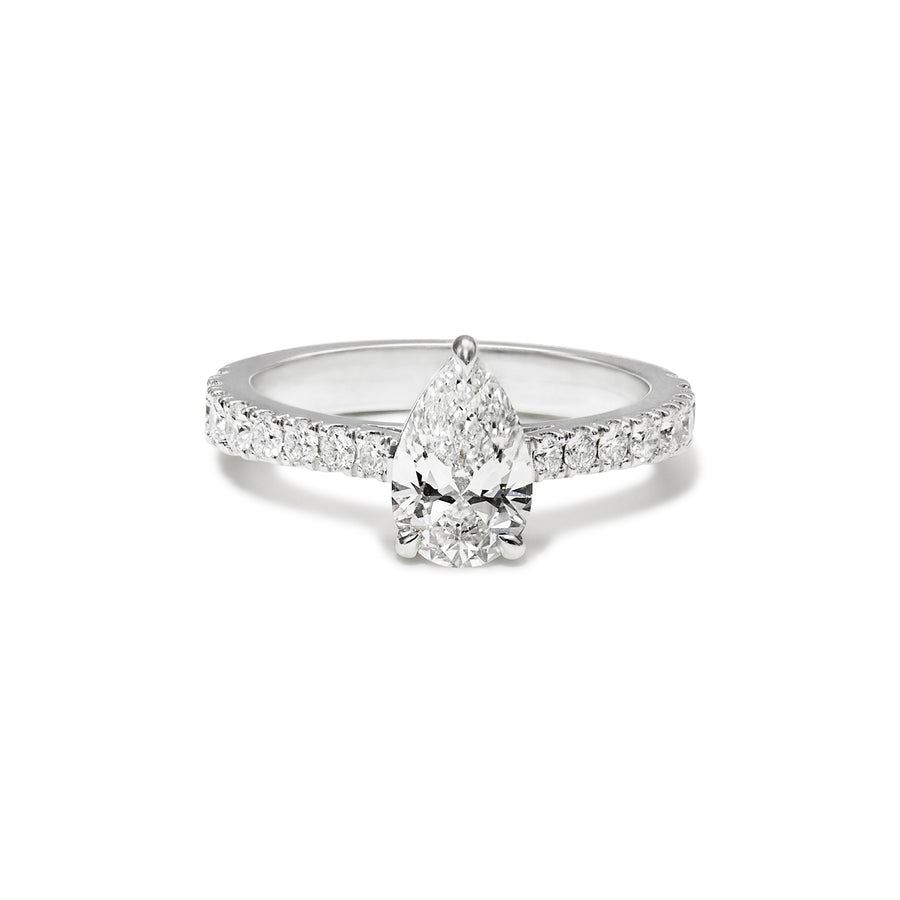 Ring i platina med dråpeslipt diamant og brillianter