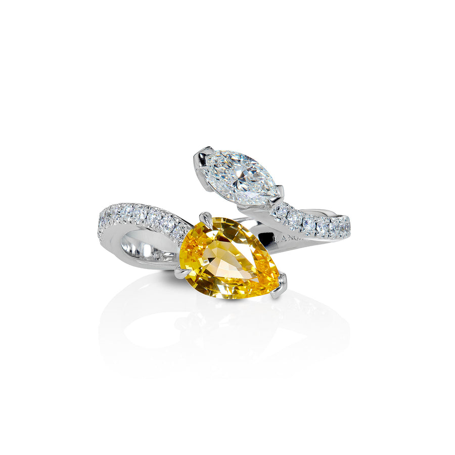 Ring Toi et Moi i hvitt gull med gul safir, navetteslipt diamant og brillianter