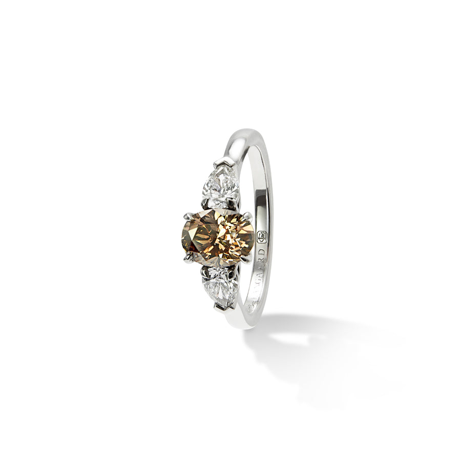 Ring i platina med en oval brun diamant og to dråpe slipte diamanter