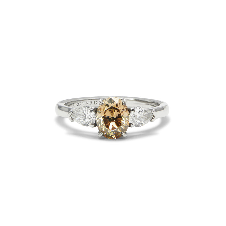 Ring i platina med en oval brun diamant og to dråpe slipte diamanter