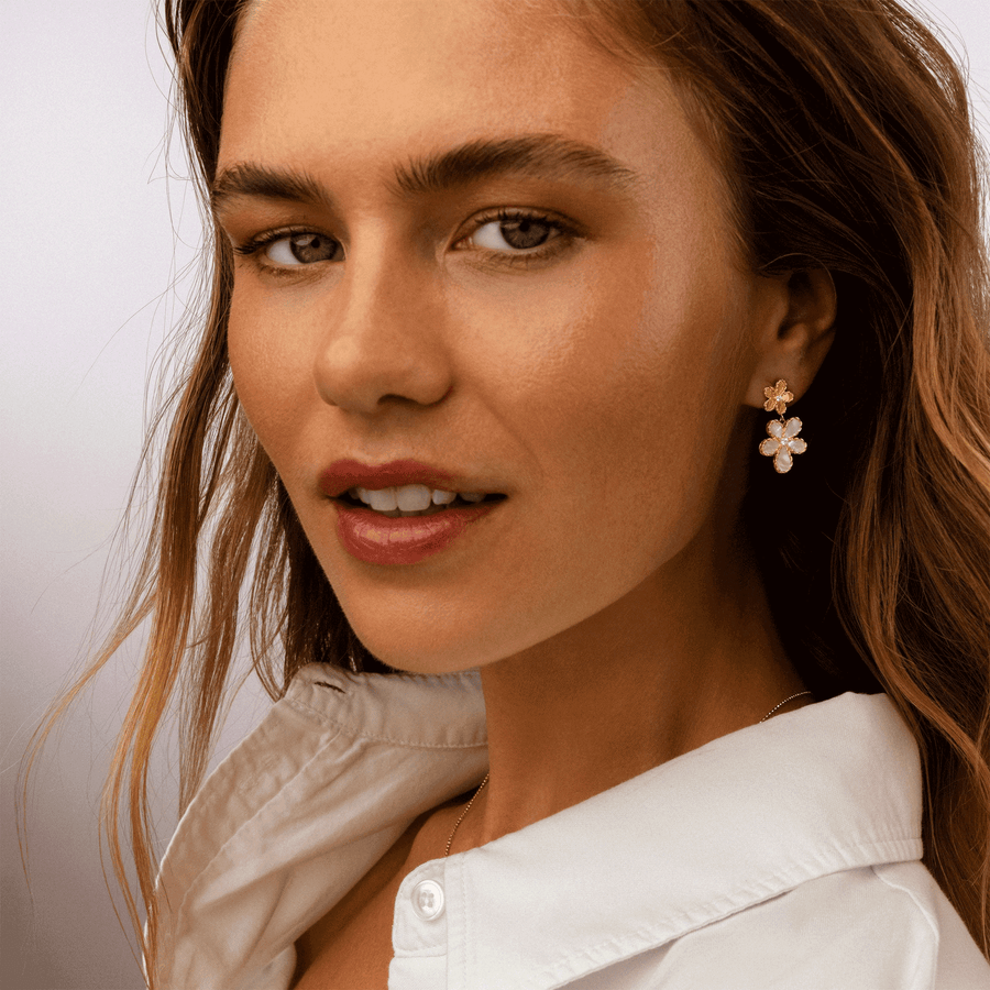 Ørepynt Jasmine i gult gull med brillianter og hvit perlemor