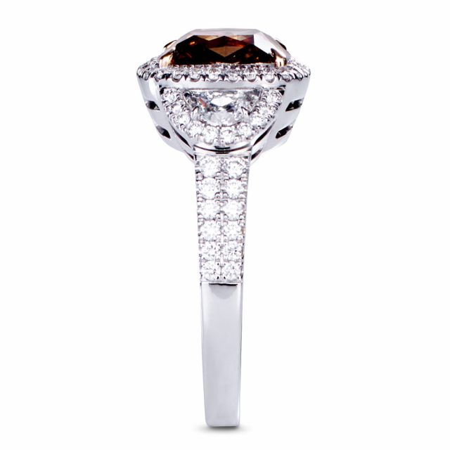 Cognac-farget diamant i platina med hvite diamanter