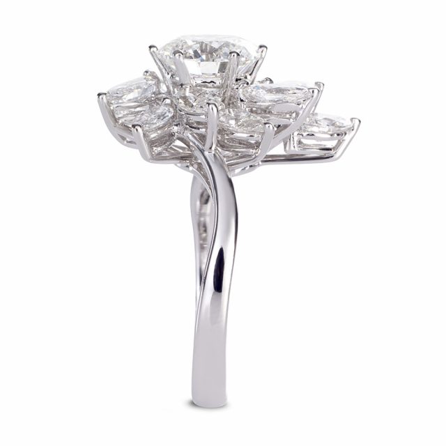 The fancy cut Star diamantring i hvitt gull