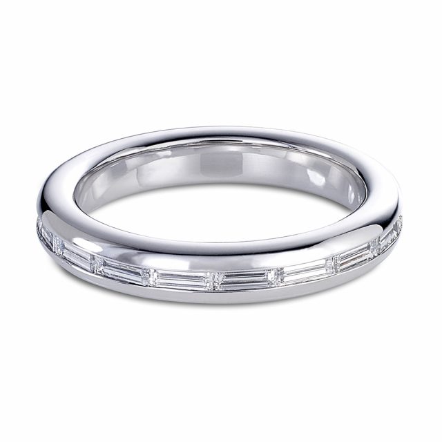 Baguette cut diamond ring in platinum