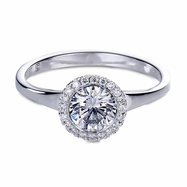 Exclusive halo-ring i hvitt gull med briljantslipte diamanter