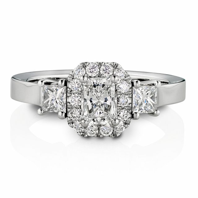 Forlovelsesring i platina med radiant, prinsesse og briljantslipte diamanter