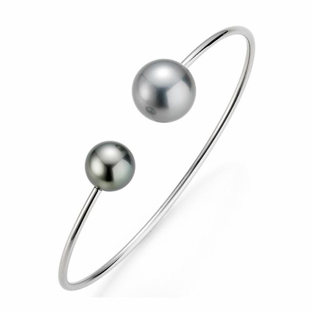 Cuff in 18kt. white gold with tahiti pearls and sapphire