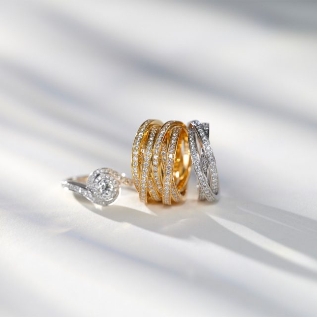 Diamantringer i hvitt gull og gult gull med briljanter