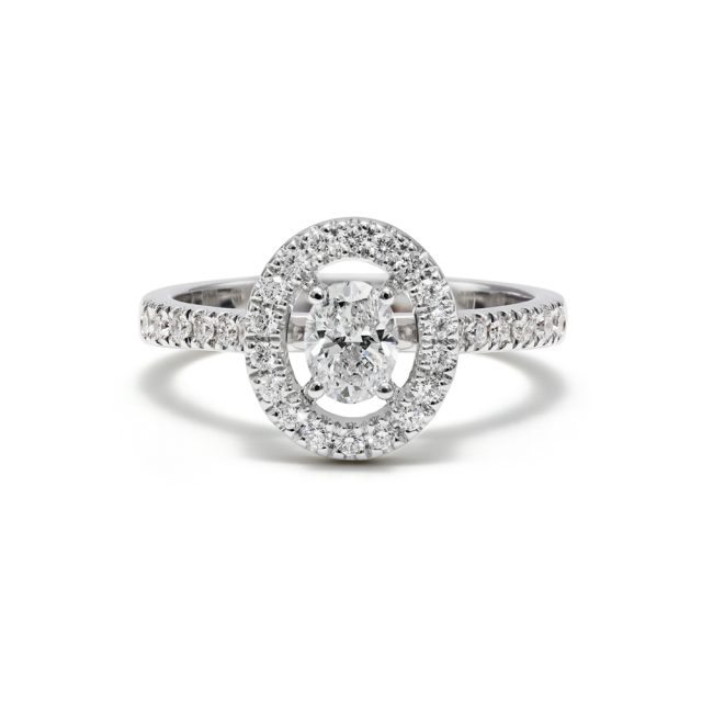 Ring i hvitt gull med ovalslipt diamant og briljanter