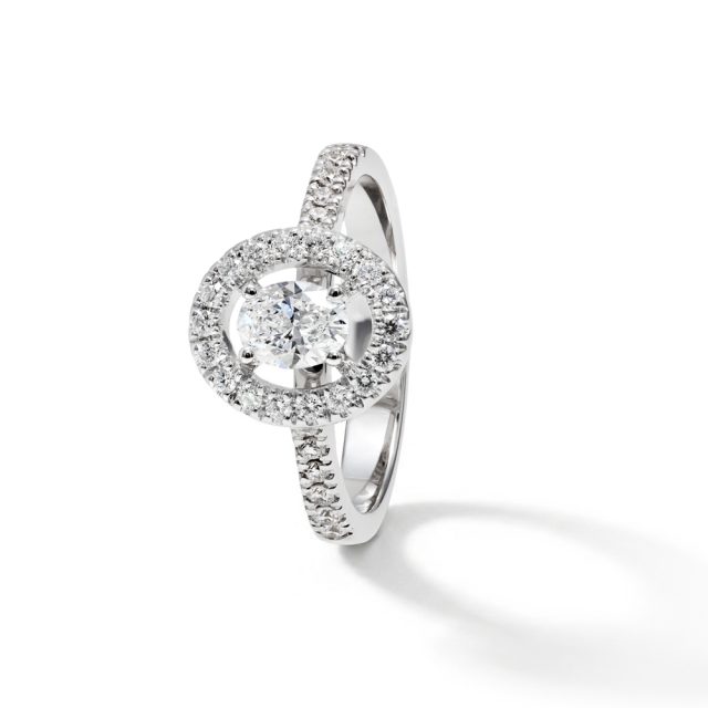 Ring i hvitt gull med ovalslipt diamant og briljanter