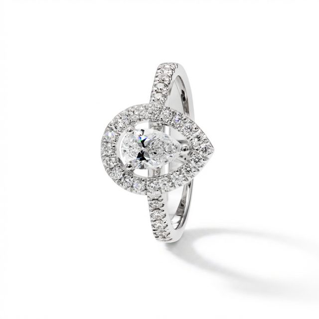 Ring i hvitt gull med dråpeslipt diamant og briljanter